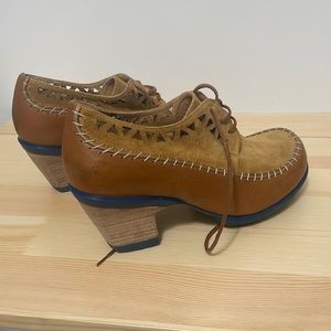Tan Fluevog heeled lace-up loafers in excellent condition